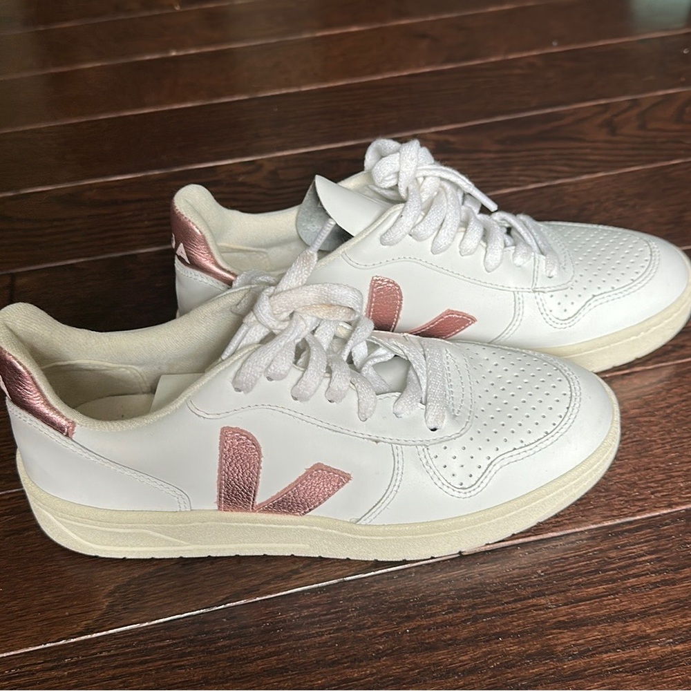 Brand New Veja V-10 Rose Gold Metallic Sneaker